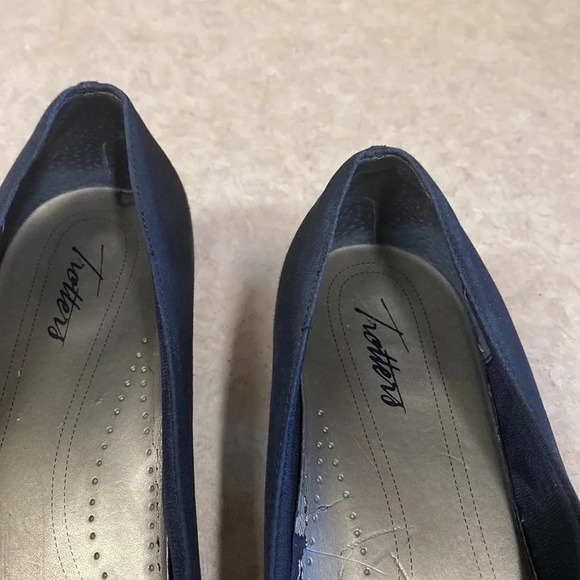 Trotters Black Block Heeled Slip-on Wide Width Dress Shoe - Picture 6 of 12